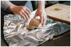 Nggak melulu aman digunakan, ini 10 bahaya penggunaan aluminium foil untuk bungkus makanan