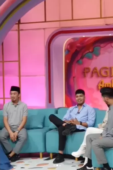 Saaih Halilintar duduk bareng Ustaz Syam © TikTok Saaih Halilintar duduk bareng Ustaz Syam © TikTok