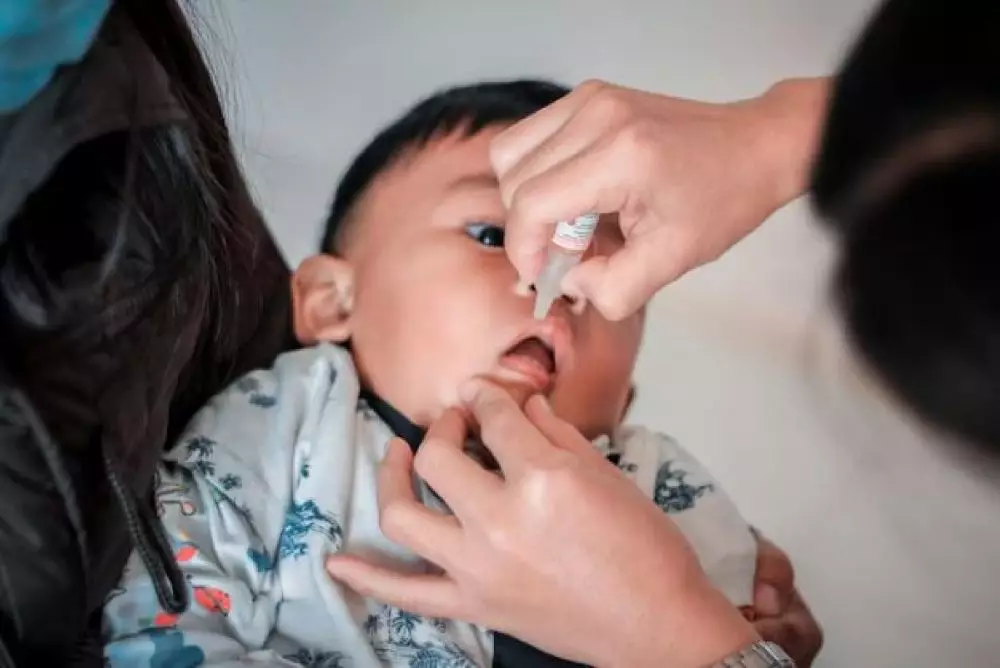 PIN polio vaksin pada anak freepik.com PIN polio vaksin pada anak freepik.com