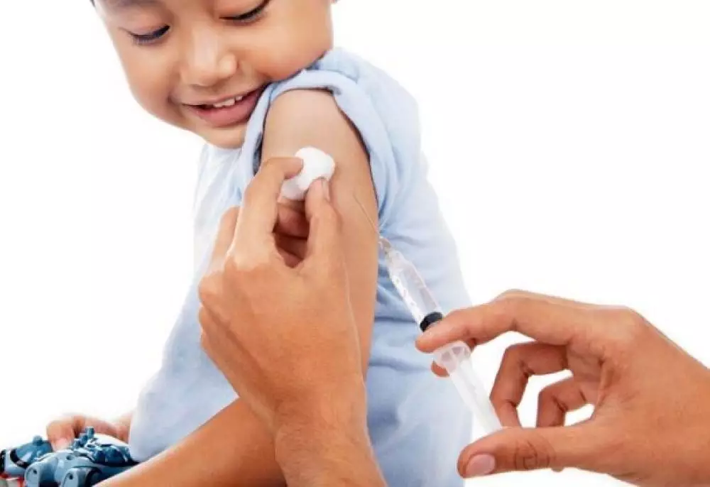 PIN polio vaksin pada anak freepik.com PIN polio vaksin pada anak freepik.com
