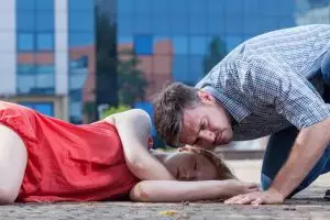 [KUIS] Reaksi pertama menghadapi orang pingsan ini buktikan kamu anak PMR sejati, coba cek di kuis ini