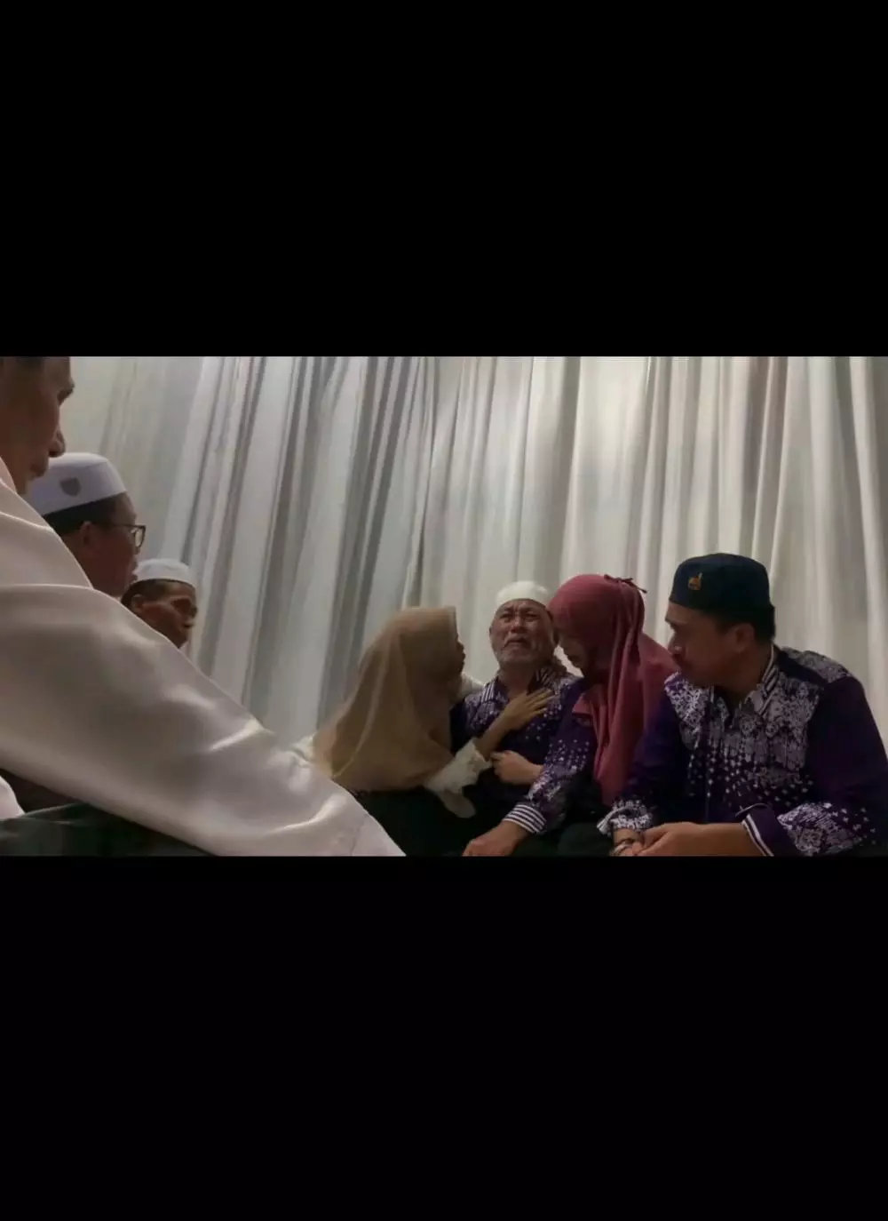 momen pria baru tahu istrinya meninggal ketika pulang ibadah haji © TikTok momen pria baru tahu istrinya meninggal ketika pulang ibadah haji © TikTok