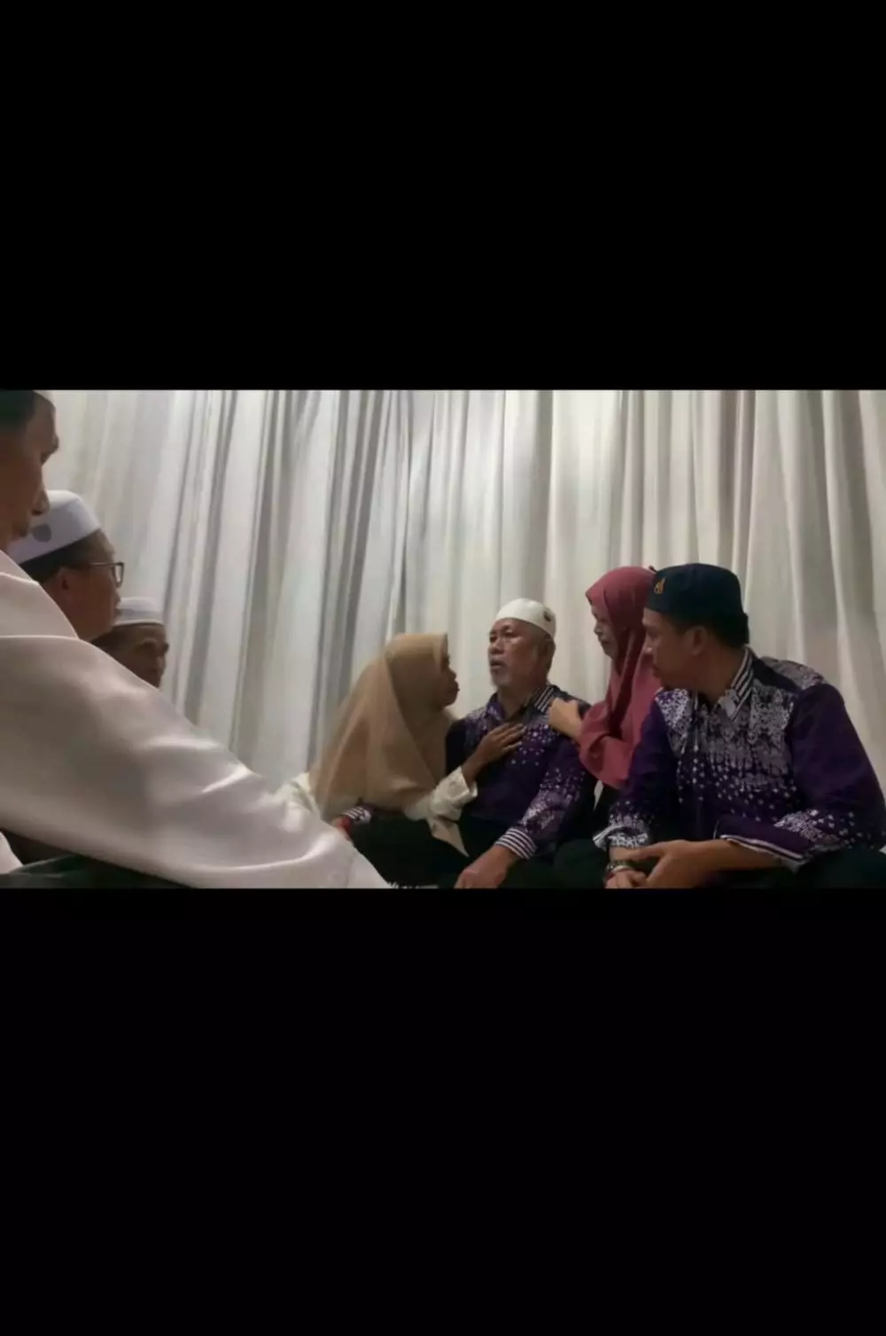 momen pria baru tahu istrinya meninggal ketika pulang ibadah haji © TikTok momen pria baru tahu istrinya meninggal ketika pulang ibadah haji © TikTok