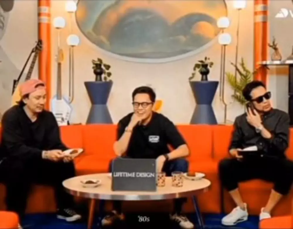 Desta banjir rujuk gegara kepergok telponan © TikTok Desta banjir rujuk gegara kepergok telponan © TikTok