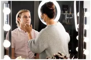 [KUIS] Kalau kamu jadi MUA, artis siapa yang bakal kamu rias? Cari tahu jawabannya lewat kuis ini!