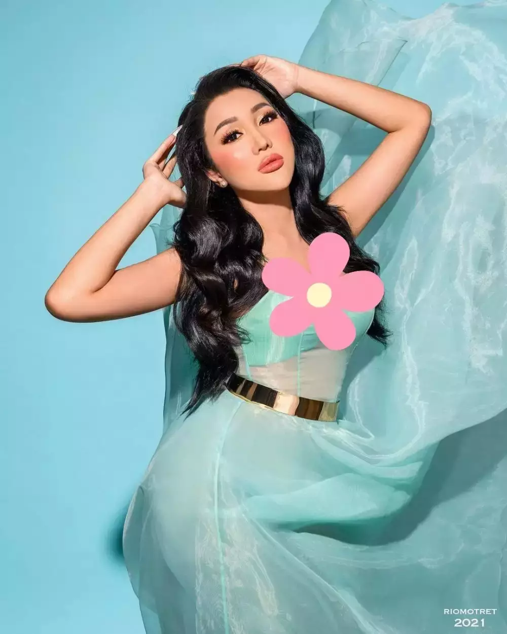 Lucinta Luna curhat bingung salat pakai sarung atau mukena berbagai sumber Lucinta Luna curhat bingung salat pakai sarung atau mukena berbagai sumber