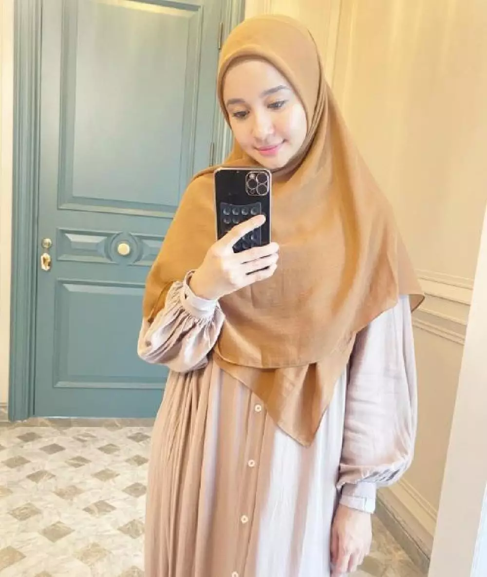 Laudya Cynthia Bella Ustaz Nuzul Dzikri Berbagai sumber