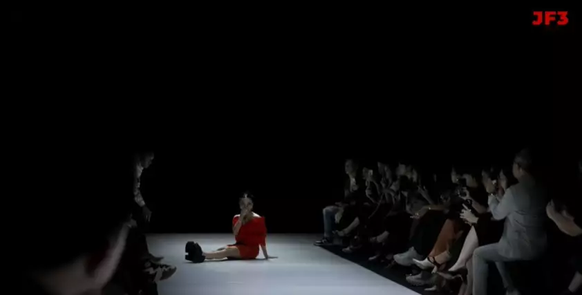 naura ayu bangkit dari jatuh di catwalk © berbagai sumber