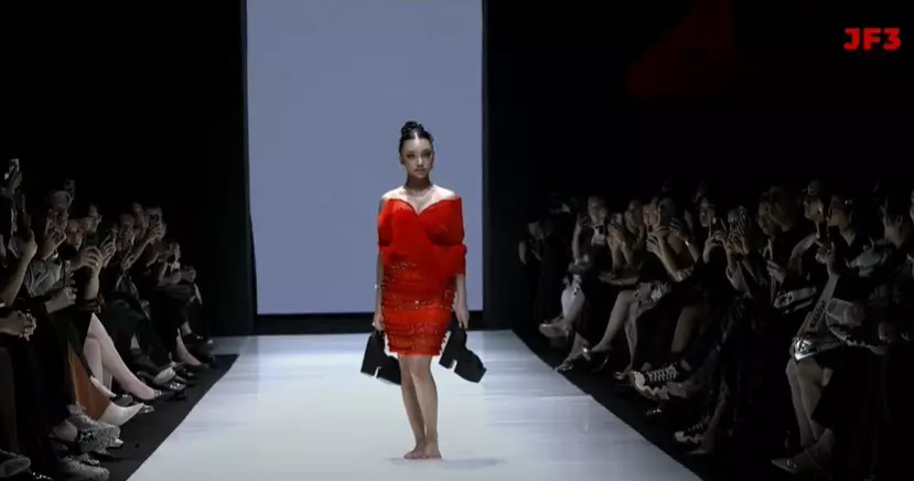 naura ayu bangkit dari jatuh di catwalk © berbagai sumber
