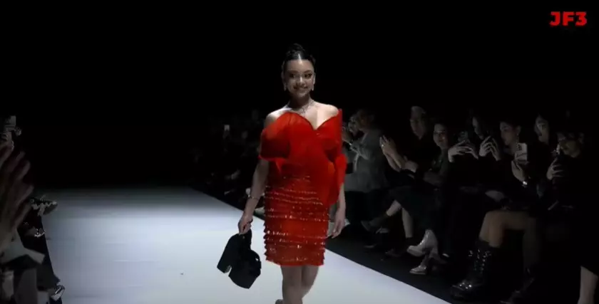 naura ayu bangkit dari jatuh di catwalk © berbagai sumber