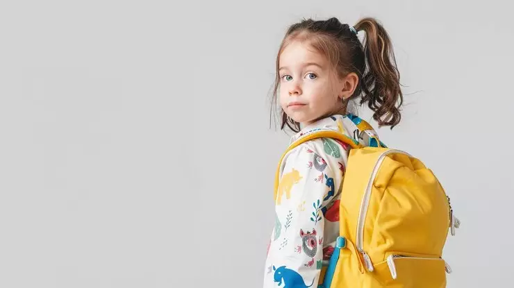 7 Bahaya bawa tas ransel terlalu berat pada anak freepik.com