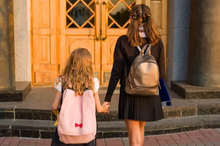 7 Bahaya bawa tas ransel terlalu berat pada anak freepik.com