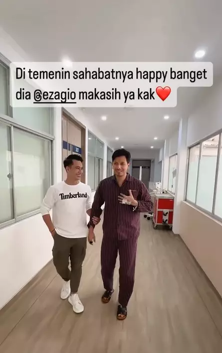 momen Sonny Septian latihan jalan didampingi Eza Gionino © 2024 Instagram momen Sonny Septian latihan jalan didampingi Eza Gionino © 2024 Instagram