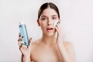 Tak banyak yang tahu, ini fungsi lain micellar water selain untuk membersihkan makeup di wajah