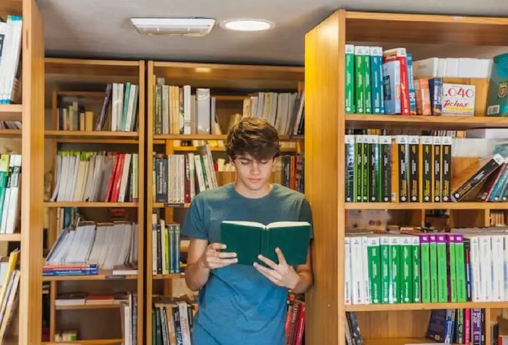 contoh kalimat majas personifikasi freepik.com