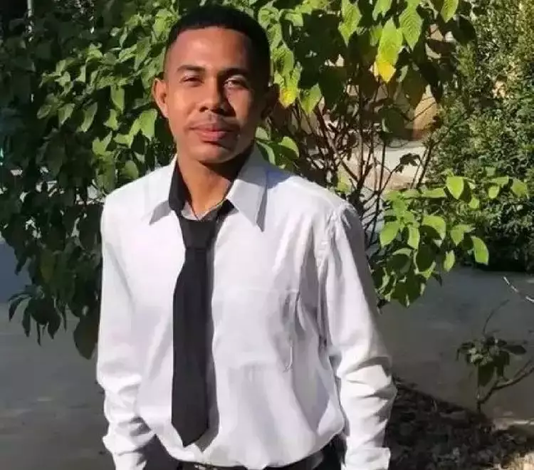 Joni bocah pemanjat tiang bendera  © TikTok Joni bocah pemanjat tiang bendera  © TikTok