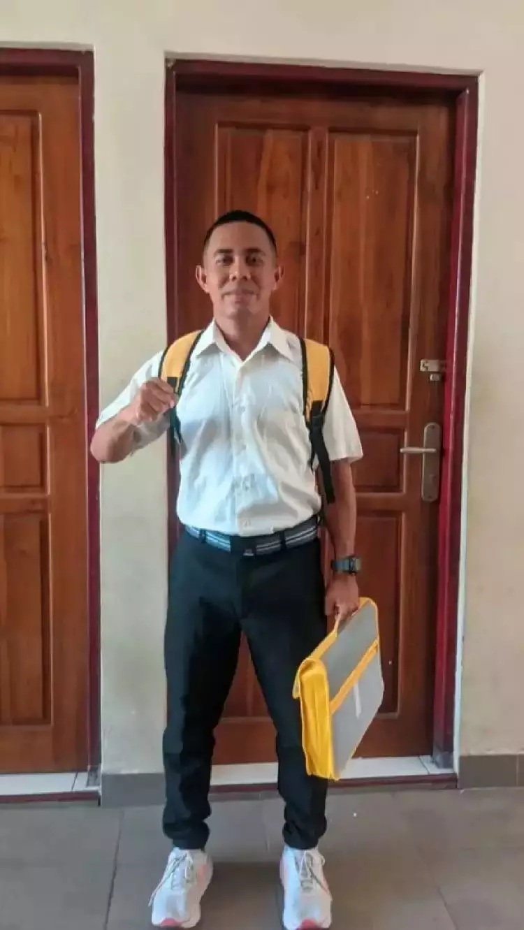 Joni bocah pemanjat tiang bendera  © TikTok Joni bocah pemanjat tiang bendera  © TikTok