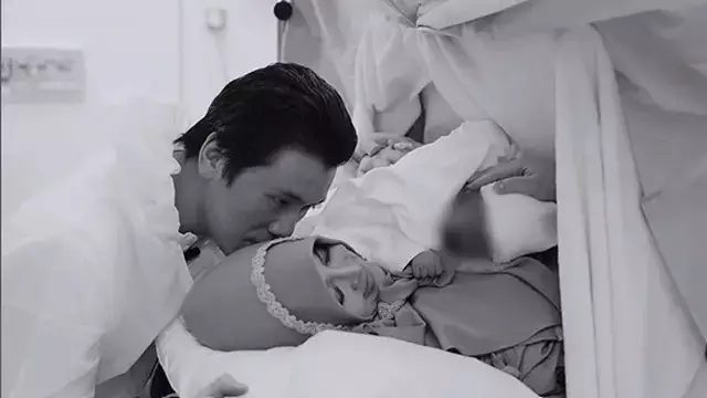 momen perdana reino barack gendong putrinya © instagram momen perdana reino barack gendong putrinya © instagram