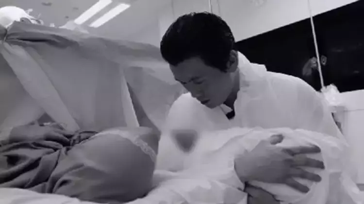 momen perdana reino barack gendong putrinya © instagram momen perdana reino barack gendong putrinya © instagram