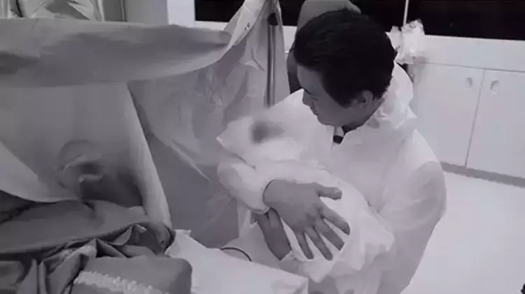 momen perdana reino barack gendong putrinya © instagram momen perdana reino barack gendong putrinya © instagram