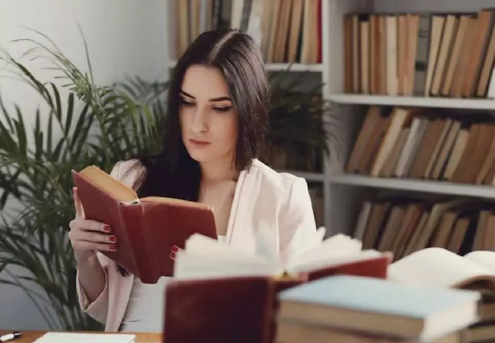 Contoh kalimat konotatif freepik.com