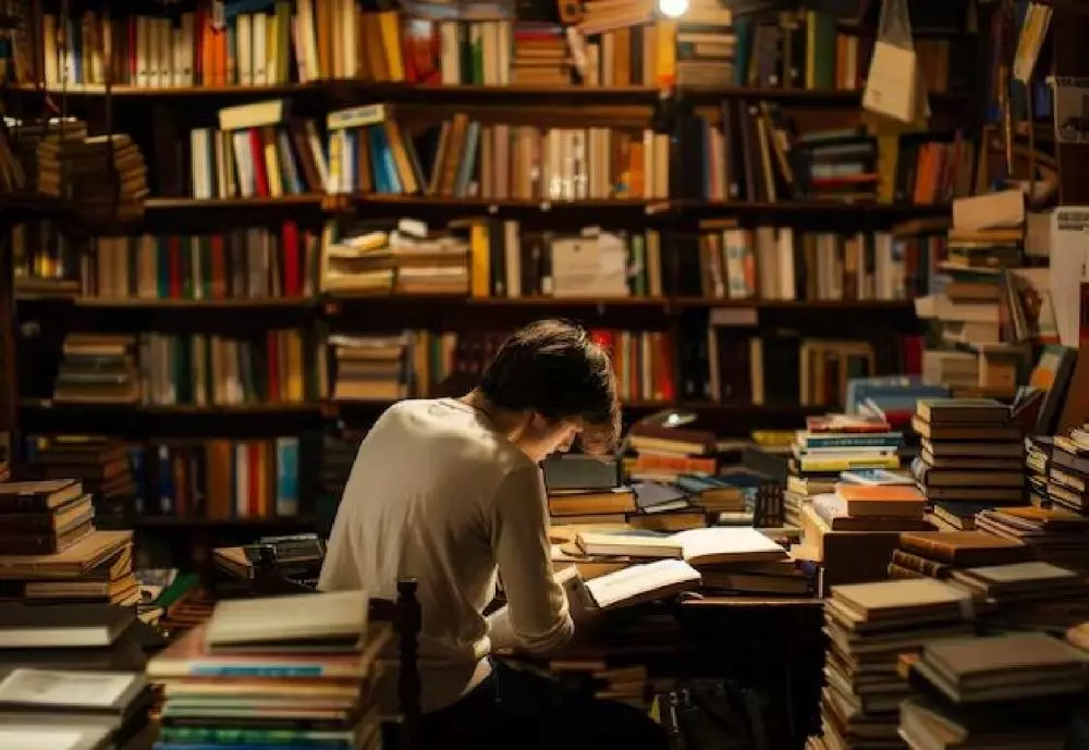 Contoh kalimat konotatif freepik.com