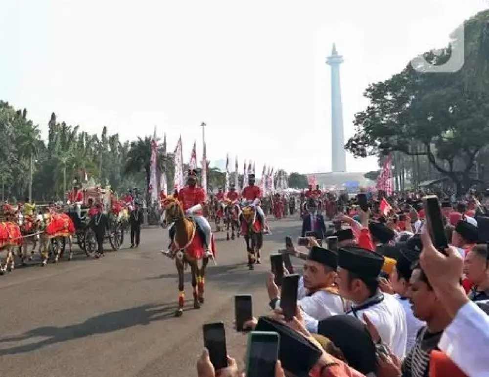 Sosok Kachina Ozora dan Kayla di kirab bendera Berbagai sumber