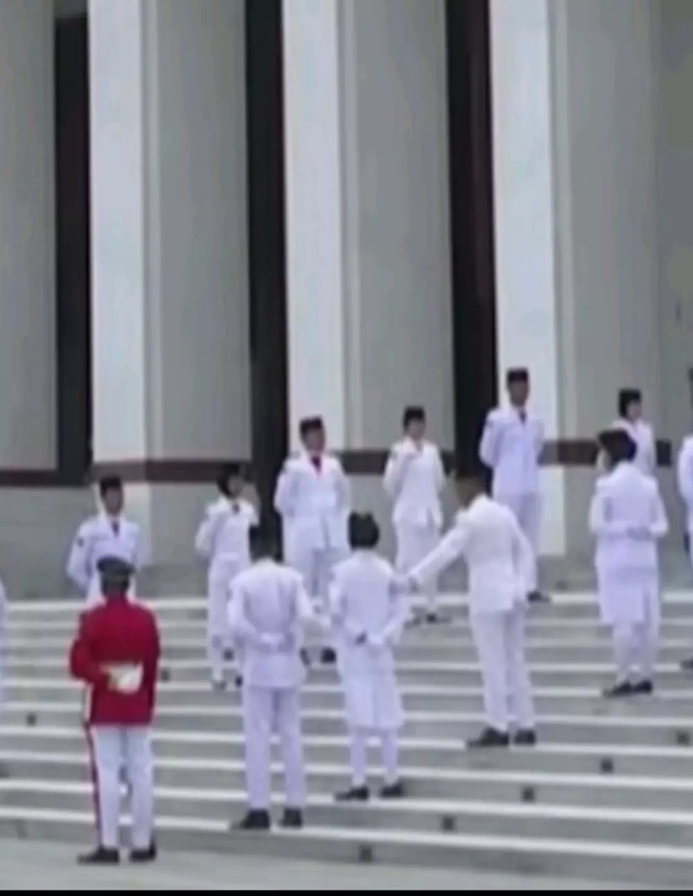 Detik-detik paskibraka ambruk saat penyerahan duplikat bendera dan teks proklamasi tiba di IKN dari berbagai sumber Detik-detik paskibraka ambruk saat penyerahan duplikat bendera dan teks proklamasi tiba di IKN dari berbagai sumber