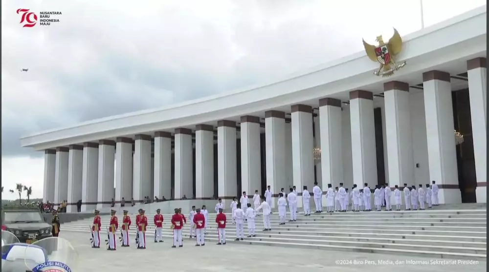 Detik-detik paskibraka ambruk saat penyerahan duplikat bendera dan teks proklamasi tiba di IKN dari berbagai sumber Detik-detik paskibraka ambruk saat penyerahan duplikat bendera dan teks proklamasi tiba di IKN dari berbagai sumber