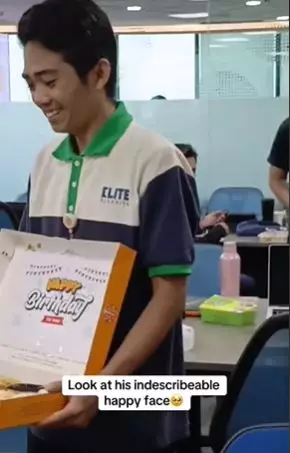 Momen office boy kena prank dari karyawan ini ujungnya bikin haru TikTok/ @cecherinaa