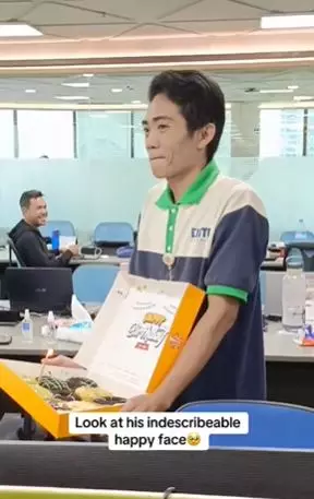 Momen office boy kena prank dari karyawan ini ujungnya bikin haru TikTok/ @cecherinaa