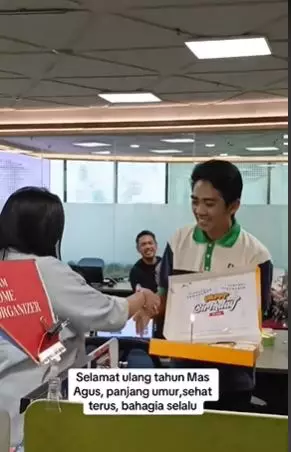Momen office boy kena prank dari karyawan ini ujungnya bikin haru TikTok/ @cecherinaa