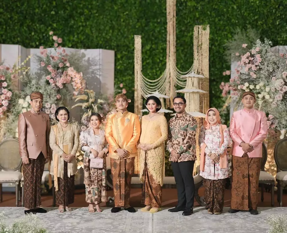 mitoni Erina Gudono Selvi © berbagai sumber mitoni Erina Gudono Selvi © berbagai sumber