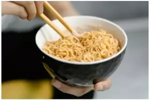 Jangan disepelekan, ini 9 ancaman bahaya terlalu sering konsumsi mie instan bagi anak kecil