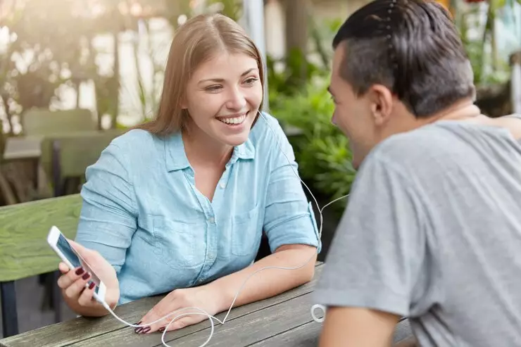 Contoh kalimat sapaan dalam bahasa Indonesia freepik.com Contoh kalimat sapaan dalam bahasa Indonesia freepik.com