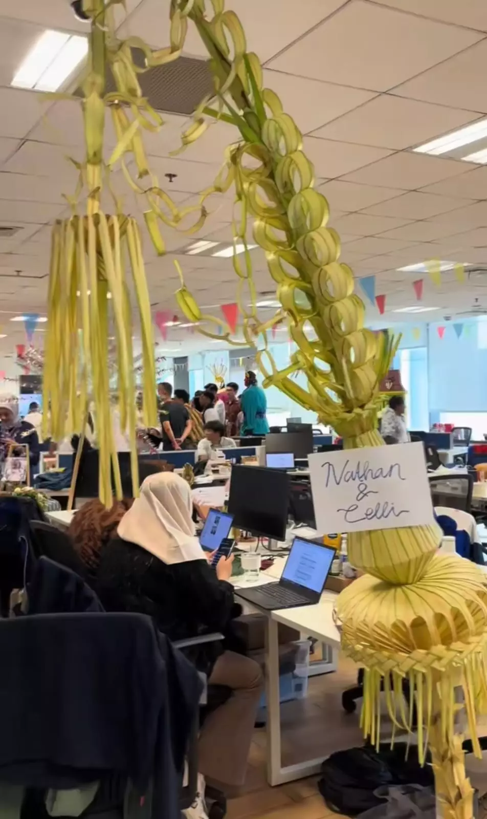 kantor disulap bak acara nikahan saat rayakan kemerdekaan © TikTok kantor disulap bak acara nikahan saat rayakan kemerdekaan © TikTok