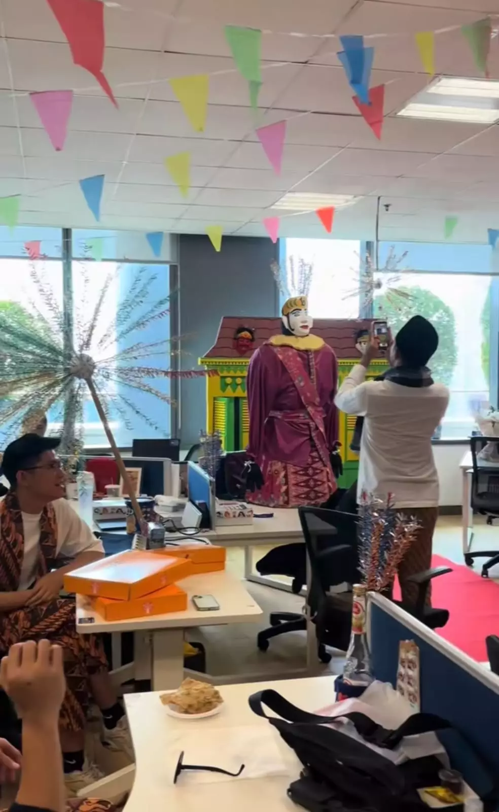 kantor disulap bak acara nikahan saat rayakan kemerdekaan © TikTok kantor disulap bak acara nikahan saat rayakan kemerdekaan © TikTok
