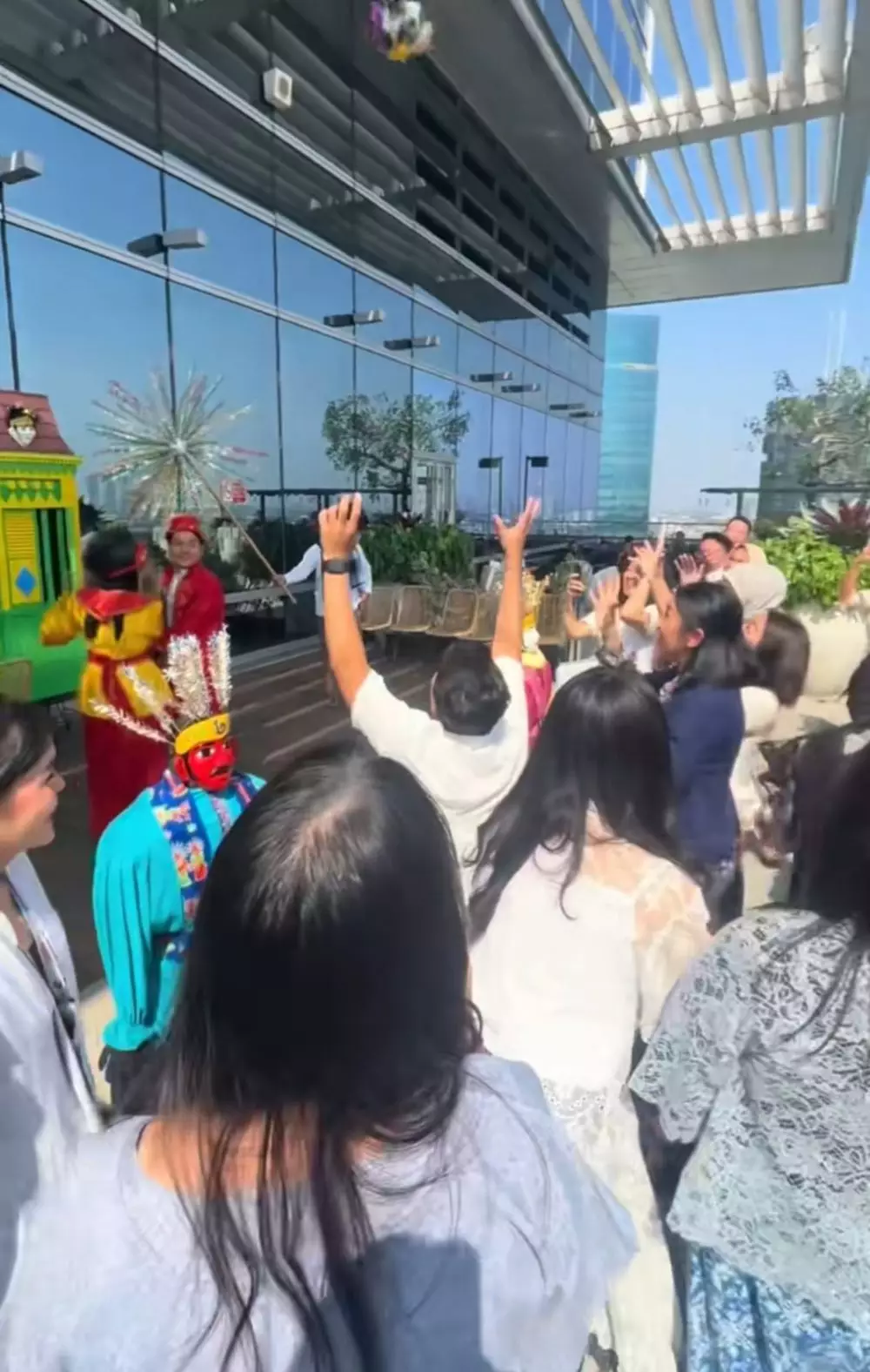 kantor disulap bak acara nikahan saat rayakan kemerdekaan © TikTok kantor disulap bak acara nikahan saat rayakan kemerdekaan © TikTok