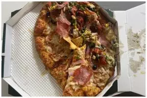 Pembeli ini minta refund ke penjual karena pizzanya miring, penyebabnya bikin ikutan kesal