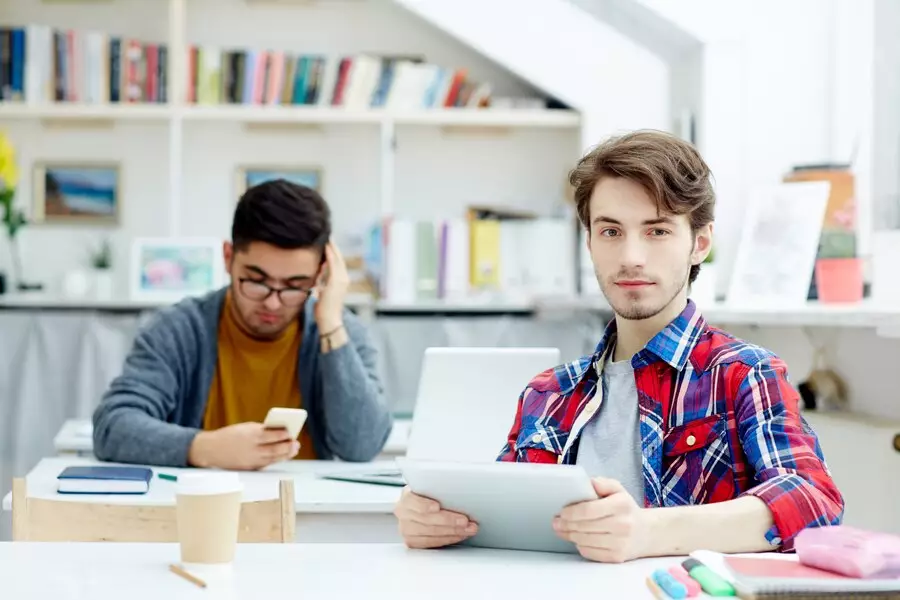 Contoh kalimat utama © 2024 freepik.com