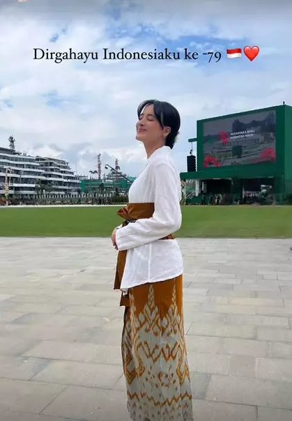 adu gaya makeup Mawar Eva dan Novia Bachmid berbagai sumber adu gaya makeup Mawar Eva dan Novia Bachmid berbagai sumber