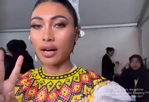 adu gaya makeup Mawar Eva dan Novia Bachmid berbagai sumber adu gaya makeup Mawar Eva dan Novia Bachmid berbagai sumber