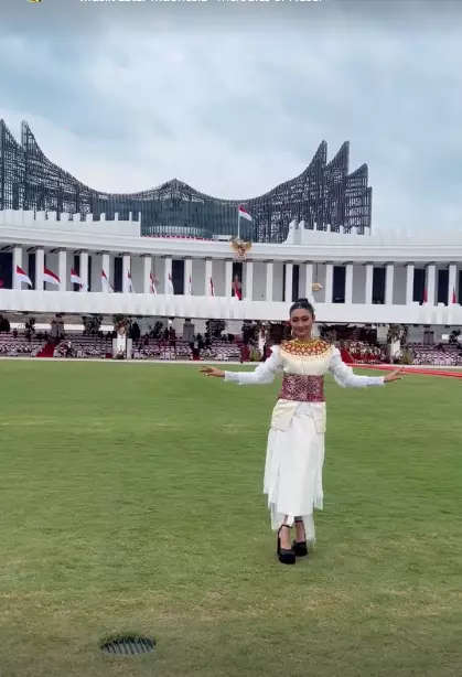 adu gaya makeup Mawar Eva dan Novia Bachmid berbagai sumber adu gaya makeup Mawar Eva dan Novia Bachmid berbagai sumber