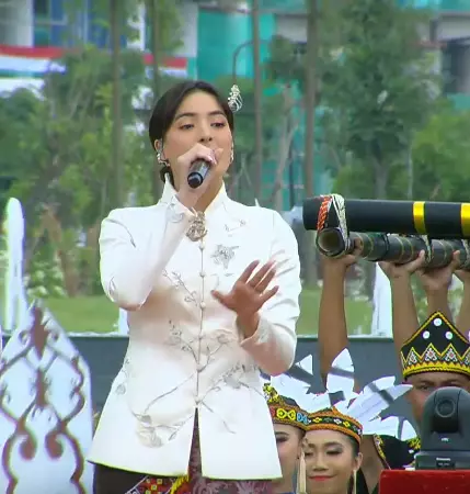 adu gaya makeup Mawar Eva dan Novia Bachmid berbagai sumber adu gaya makeup Mawar Eva dan Novia Bachmid berbagai sumber