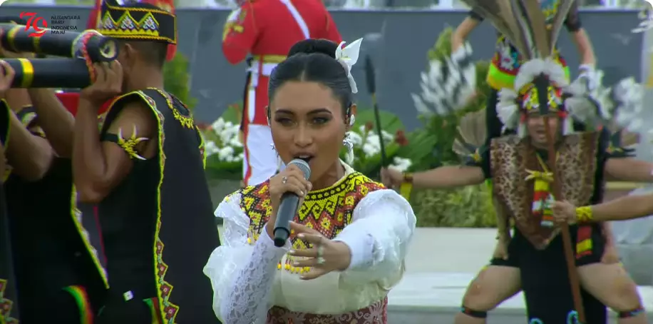 adu gaya makeup Mawar Eva dan Novia Bachmid berbagai sumber adu gaya makeup Mawar Eva dan Novia Bachmid berbagai sumber