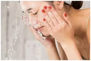 [KUIS] Cuci muka baiknya pakai air hangat atau dingin? Cari tahu jawaban dan efeknya di sini