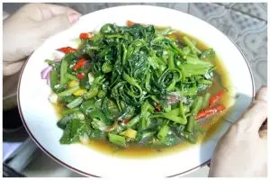Tak cuma pakai garam, ini trik membersihkan kangkung agar tidak cepat menghitam saat dimasak