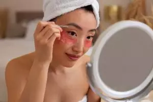 Tak kalah efektif dari eye mask, kombinasi 3 skincare ini bisa atasi kantung mata hitam dan kerutan