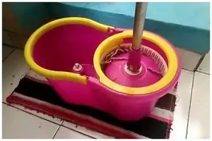 Jangan ditekan paksa, ini cara atasi gagang pel putar macet agar lancar lagi pakai 1 alat dapur