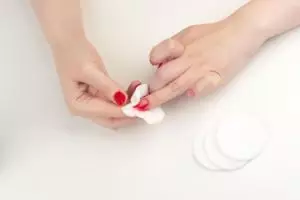 Bukan pakai aseton, trik bersihkan kuteks di kuku dengan cepat ini cuma perlu 1 produk bayi